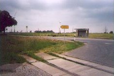 Infart Siedenbrünow, nedlagd järnväg, busskur, vindkraft, elkraftledningar
