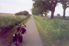 Cykel och jordbruksväg parallellt med landsvägen. Vanligt i Tyskland.