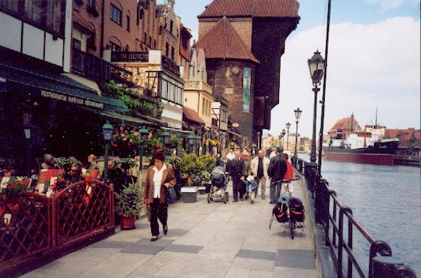 Hamnen i Gdansk med den gamla kranen