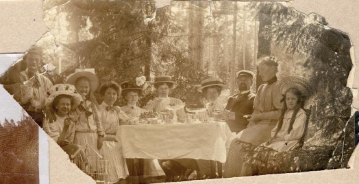 Familjen Frans Oskar Hal samt kusiner Abrahamsson fr�n J�nk�ping umg�s p� Willa Oskarsborg p� Liding� ca 1912.
