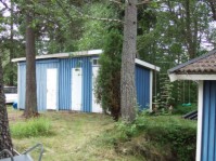 Sommarhus i Furusj&ouml;. Anders dotter Annas sommarviste. Uthuset &auml;r nu bl&aring;tt och st&aring;r p&aring; en villatomt. /Hall/