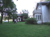 Viken. Marcus Parsmo visar den sedan 1950-talet &ouml;vergivna g&aring;rden Viken. /Viken/