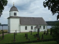 Str&auml;ngsereds kyrka fr&aring;n 1671. Nu g&aring;r riksv&auml;gen p&aring; bank &ouml;ver sj&ouml;n. /Holm&ouml;/