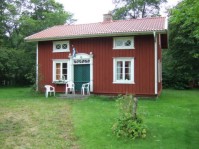 Lilla Humlered. Flygelbyggnad i den vackraste av sl&auml;ktens g&aring;rdar. /Holm&ouml;/