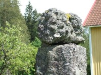 Meteorit p&aring; grannens (v&auml;ster om H&auml;gnen) grindstolpe. /Allm&auml;nt/
