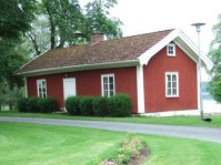 Dalstorp gamla pr&auml;stg&aring;rd. Flygel till dagens pr&auml;stg&aring;rd, som &auml;ven har orginella
lusthus p&aring; baksidan (ej foto pga regn) /Pr&auml;stsl&auml;kt/