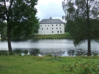 Torpa stenhus vid Torpasj&ouml;n som &auml;r f&ouml;rbunden med &Aring;sunden. /Allm&auml;nt/