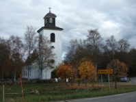 B&ouml;ne kyrka byggdes 1826 och har 10 h&ouml;ga blyinfattade f&ouml;nster. /P.Tranberg/Maria B./