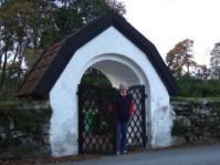 Den klassiska kyrkog&aring;rdsporten med kopia p&aring; Skansen i Stockholm d&auml;r Anders Halls sondotter Ingeborg gifte sig 1925.