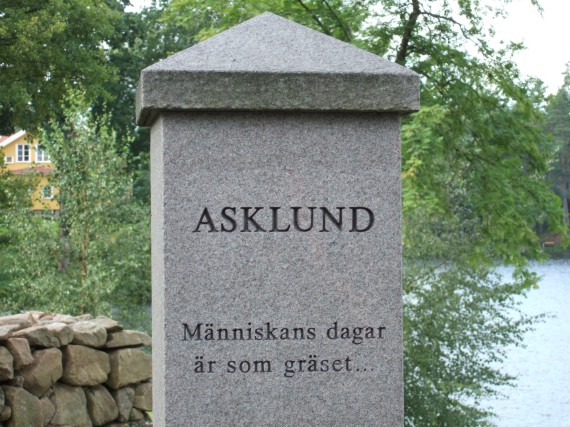 Bottnaryd. Gr&auml;set var kortklippt n&auml;r vi var d&auml;r. L&auml;nstyrelsen best&auml;mde texten, bibelcitat enligt pr&auml;sten,
tr&auml;dg&aring;rdsarbetarna protesterade f&ouml;rg&auml;ves, sade man vid kaffebordet vid f&ouml;rsamlingshemmet. /Viken mfl/