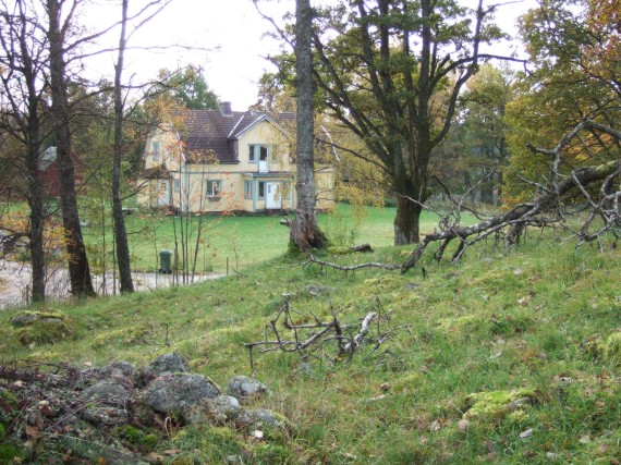 Grims&aring;s &ouml;verg&aring;rd. H&auml;r f&ouml;ddes Eric Olai. 1600-tals g&aring;rd, till- och p&aring;byggd under 1900-talet. /Pr&auml;stsl&auml;kt/