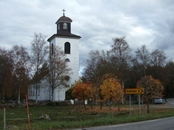 B&ouml;ne kyrka byggdes 1826 och har 10 h&ouml;ga blyinfattade f&ouml;nster. /P.Tranberg/Maria B./