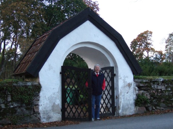Den klassiska kyrkog&aring;rdsporten med kopia p&aring; Skansen i Stockholm d&auml;r Anders Halls sondotter Ingeborg gifte sig 1925.