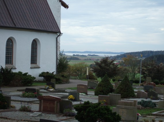 Fr�n Fj�r�s kyrka ser man �sktorp och lite av Torkelstorp