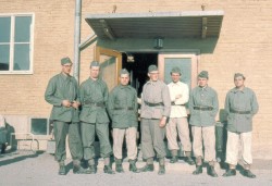 Manskap i gr�tst�ll utanf�r 7:an.
Sang, Nyg�rd, Eier, Carneheim, Lippert, H�glund, Longny