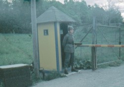 Vid Kvarngrinden, norra infarten mot Enk�pingsv�gen.