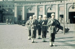 Patrull p� Stockholms slotts yttre borgg�rd. N�gra var p� Drottningholm och kunde se ryssarnas sputnik.