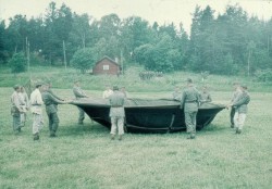 Ytterm�tt visas. En kedja bildade radie f�r placering av t�ltpinnarna.