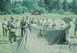 Kamin s�tts p� plats. Notera soldattorpet och h�h�ssjan i bakgrunden.