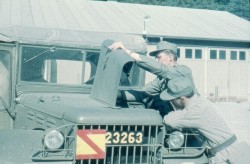 Motorkunskap p� garageplan. Sang och Lippert.